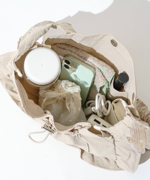 flower(フラワー)の「フリルシャーリングバッグ(ショルダーバッグ・レディース・ブラウン/アイボリー・FREE)」の5枚目の写真