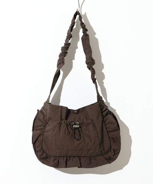 flower(フラワー)の「フリルシャーリングバッグ(ショルダーバッグ・レディース・ブラウン/アイボリー・FREE)」の7枚目の写真