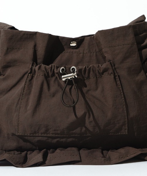 flower(フラワー)の「フリルシャーリングバッグ(ショルダーバッグ・レディース・ブラウン/アイボリー・FREE)」の9枚目の写真