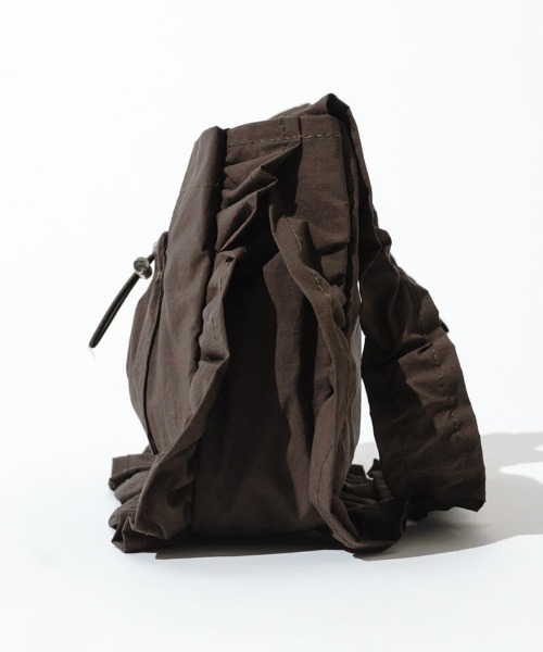 flower(フラワー)の「フリルシャーリングバッグ(ショルダーバッグ・レディース・ブラウン/アイボリー・FREE)」の10枚目の写真