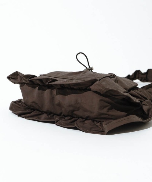 flower(フラワー)の「フリルシャーリングバッグ(ショルダーバッグ・レディース・ブラウン/アイボリー・FREE)」の12枚目の写真