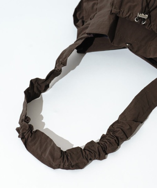 flower(フラワー)の「フリルシャーリングバッグ(ショルダーバッグ・レディース・ブラウン/アイボリー・FREE)」の13枚目の写真