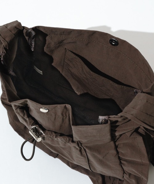 flower(フラワー)の「フリルシャーリングバッグ(ショルダーバッグ・レディース・ブラウン/アイボリー・FREE)」の15枚目の写真