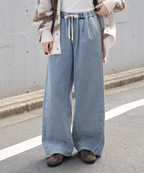MONO-MART(モノマート)の「10.5oz タックワイドシルエット イージー カーブデニムパンツ<速乾/マシンウォッシャブル/サステナブル>(デニムパンツ・レディース・ブラック/ライトブルー/アイボリー/ワンウォッシュ/ブルー/ブラウン/ブラック系・S/M/L)」の6枚目の写真