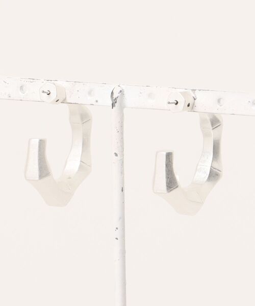 ALLSAINTS（オールセインツ）の「CLARA SMALL HOOP EARRINGS | CLARA スモール フープ イヤリング・ピアス（ピアス（両耳用）・レディース・シルバー系その他・ONE SIZE）」の6枚目の写真