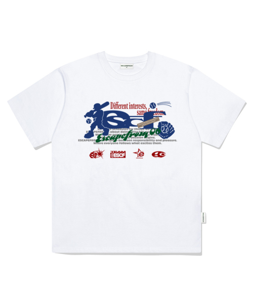 ESCAPEFROM(エスケープフロム)の「ベースボールプレイヤー ESCF ロゴ コラージュプリント オーバーサイズ 半袖Tシャツ ホワイト(Tシャツ/カットソー・レディース・その他・SMALL/MEDIUM/LARGE)」の1枚目の写真