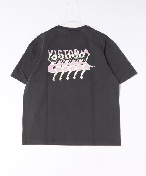 VICTORIA HONGKONG（ビクトリアホンコン）の「DESIGN TEE/【VICTORIA HONGKONG】バックプリント 女性シルエットデザインTシャツ / 香港 ストリート アート ユニセックス オーバーサイズ（Tシャツ/カットソー・メンズ・スミクロ・X-LARGE/LARGE）」の2枚目の写真