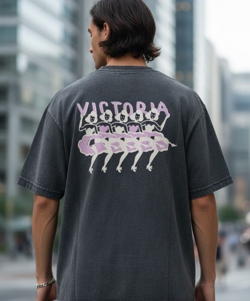 VICTORIA HONGKONG（ビクトリアホンコン）の「DESIGN TEE/【VICTORIA HONGKONG】バックプリント 女性シルエットデザインTシャツ / 香港 ストリート アート ユニセックス オーバーサイズ（Tシャツ/カットソー・メンズ・スミクロ・X-LARGE/LARGE）」の3枚目の写真