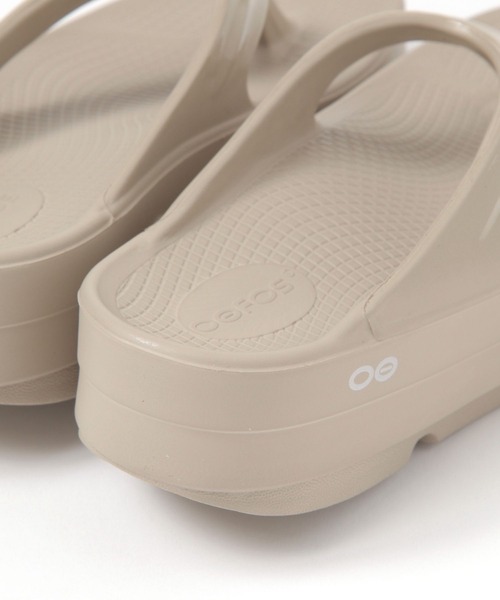 OOFOS(ウーフォス)の「【OOFOS(ウーフォス)】OOmega(サンダル・レディース・ブラック/ベージュ・23/24)」の13枚目の写真