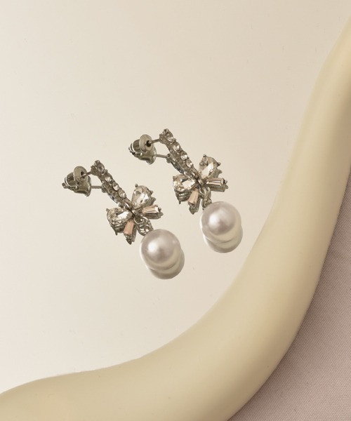 VIBGYOR Women（ヴィブジョー　ウィメン）の「【float】リボンモチーフ ジルコニア パール ピアス（ピアス（両耳用）・レディース・シルバー・FREE）」の2枚目の写真