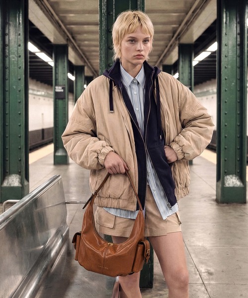 CHARLES & KEITH（チャールズ & キース）の「Bessie ベッシー サイドポケット ホーボーバッグ（ショルダーバッグ・レディース・ダークブラウン系3/スミクロ/クリーム・S）」の2枚目の写真