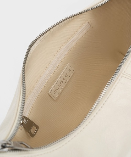 CHARLES & KEITH（チャールズ & キース）の「Bessie ベッシー サイドポケット ホーボーバッグ（ショルダーバッグ・レディース・ダークブラウン系3/スミクロ/クリーム・S）」の13枚目の写真