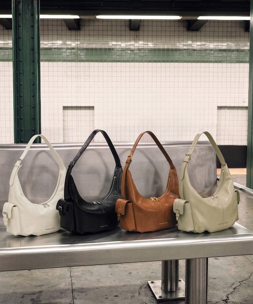 CHARLES & KEITH（チャールズ & キース）の「Bessie ベッシー サイドポケット ホーボーバッグ（ショルダーバッグ・レディース・ダークブラウン系3/スミクロ/クリーム・S）」の8枚目の写真