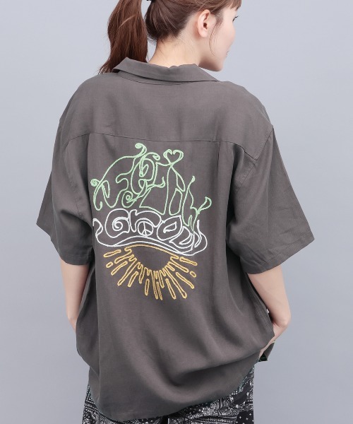 チチカカ(チチカカ)の「go slow caravan リネン混刺繍オープンシャツ【ユニセックス】(シャツ/ブラウス・レディース・オレンジ/ダークブラウン/ブルー・LARGE)」の1枚目の写真