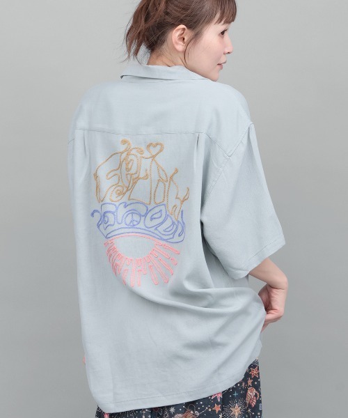 チチカカ(チチカカ)の「go slow caravan リネン混刺繍オープンシャツ【ユニセックス】(シャツ/ブラウス・レディース・オレンジ/ダークブラウン/ブルー・LARGE)」の2枚目の写真