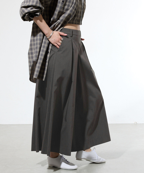 IENA(イエナ)の「《一部店舗限定》ウォッシャブルタックキュロットパンツ(その他パンツ・レディース・チャコールグレー/ブラック・36/38)」の2枚目の写真