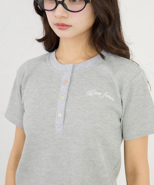 FCMM(エフシーエムエム)の「THERMAL HENLEY SS / サーマルヘンリーSS(Tシャツ/カットソー・レディース・アイボリー/ネイビー/グレー/ライトグリーン/ライトブルー/ブラック・MEDIUM/SMALL)」の4枚目の写真