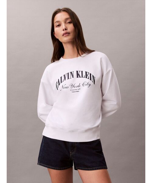 Calvin Klein(カルバン・クライン)の「スウェット - Heritage Classic レギュラーグラフィッククルーネックトレーナー(スウェット・レディース・ホワイト・XS/S)」の1枚目の写真