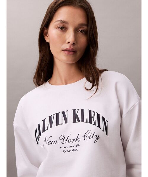 Calvin Klein(カルバン・クライン)の「スウェット - Heritage Classic レギュラーグラフィッククルーネックトレーナー(スウェット・レディース・ホワイト・XS/S)」の2枚目の写真