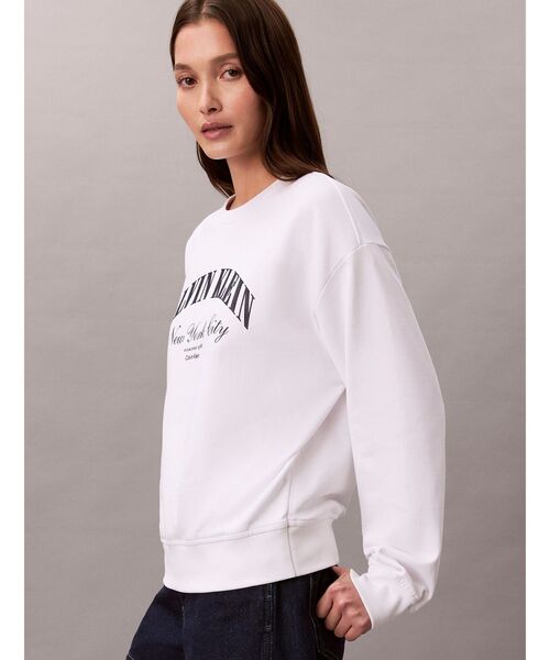 Calvin Klein(カルバン・クライン)の「スウェット - Heritage Classic レギュラーグラフィッククルーネックトレーナー(スウェット・レディース・ホワイト・XS/S)」の4枚目の写真