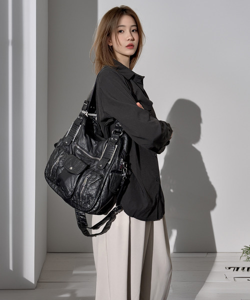 Chandelier(シャンデリア)の「手ぶらでキマるこなれ感 ヴィンテージ風 2WAY ボディバッグ マルチポケット 斜め掛け ショルダーバッグ Y2K 韓国(ボディバッグ/ウエストポーチ・レディース・ブラック/ブラック系・ONESIZE)」の3枚目の写真