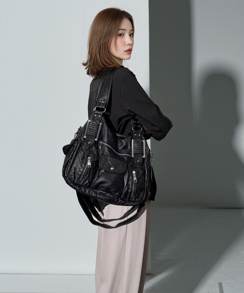 Chandelier(シャンデリア)の「手ぶらでキマるこなれ感 ヴィンテージ風 2WAY ボディバッグ マルチポケット 斜め掛け ショルダーバッグ Y2K 韓国(ボディバッグ/ウエストポーチ・レディース・ブラック/ブラック系・ONESIZE)」の5枚目の写真