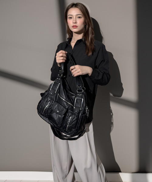 Chandelier(シャンデリア)の「手ぶらでキマるこなれ感 ヴィンテージ風 2WAY ボディバッグ マルチポケット 斜め掛け ショルダーバッグ Y2K 韓国(ボディバッグ/ウエストポーチ・レディース・ブラック/ブラック系・ONESIZE)」の6枚目の写真