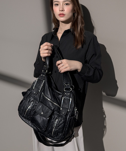 Chandelier(シャンデリア)の「手ぶらでキマるこなれ感 ヴィンテージ風 2WAY ボディバッグ マルチポケット 斜め掛け ショルダーバッグ Y2K 韓国(ボディバッグ/ウエストポーチ・レディース・ブラック/ブラック系・ONESIZE)」の7枚目の写真