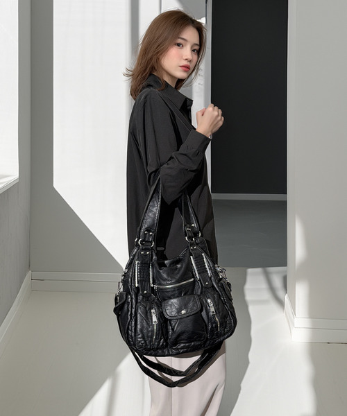 Chandelier(シャンデリア)の「手ぶらでキマるこなれ感 ヴィンテージ風 2WAY ボディバッグ マルチポケット 斜め掛け ショルダーバッグ Y2K 韓国(ボディバッグ/ウエストポーチ・レディース・ブラック/ブラック系・ONESIZE)」の8枚目の写真