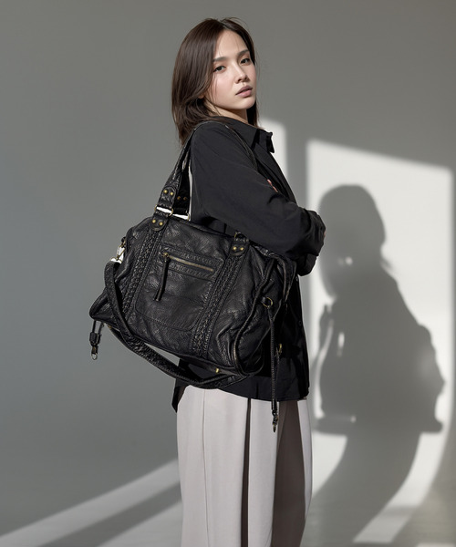 Chandelier(シャンデリア)の「手ぶらでキマるこなれ感 ヴィンテージ風 2WAY ボディバッグ マルチポケット 斜め掛け ショルダーバッグ Y2K 韓国(ボディバッグ/ウエストポーチ・レディース・ブラック/ブラック系・ONESIZE)」の18枚目の写真