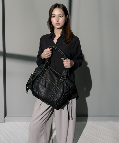 Chandelier(シャンデリア)の「手ぶらでキマるこなれ感 ヴィンテージ風 2WAY ボディバッグ マルチポケット 斜め掛け ショルダーバッグ Y2K 韓国(ボディバッグ/ウエストポーチ・レディース・ブラック/ブラック系・ONESIZE)」の20枚目の写真