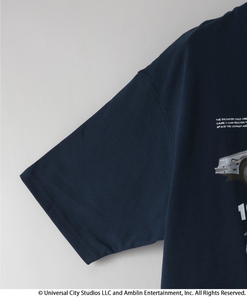 LOWRYS FARM(ローリーズファーム)の「【LFM(U)】CINEMA/Back to the Future TEE 1044808(Tシャツ/カットソー・メンズ・ネイビー・MEDIUM/LARGE)」の4枚目の写真