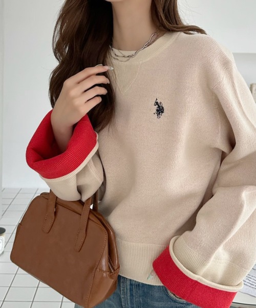 U.S. POLO ASSN.(ユーエスポロアッスン)の「【Ada.別注 U.S. POLO ASSN.】 ガゼットデザイン 袖口 バイカラー スウェットライク ニット(ニット/セーター・レディース・チャコール/アイボリー/ブラウン・M/L)」の1枚目の写真