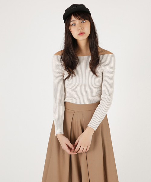 MOUSSY（マウジー）の「OFF SHOULDER RIB TOPS（ニット/セーター・レディース・ライトブルー/トップグレー/オフホワイト・FREE）」の2枚目の写真