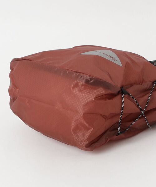 and wander(アンドワンダー)の「and wander/アンドワンダー sil mini tote bag(トートバッグ・メンズ・ピンク系その他4/ブラック・F)」の4枚目の写真