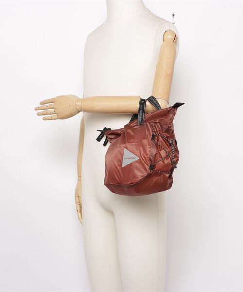 and wander(アンドワンダー)の「and wander/アンドワンダー sil mini tote bag(トートバッグ・メンズ・ピンク系その他4/ブラック・F)」の7枚目の写真