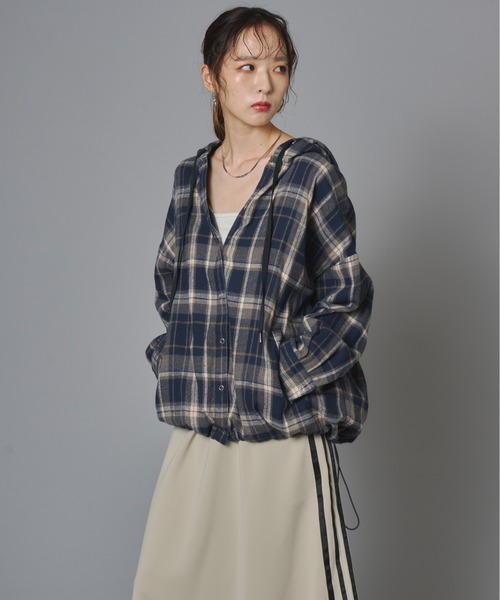 terrace（テラス）の「フード&ドローコード付きチェック柄ネルシャツブルゾン（パーカー・レディース・グリーン/イエロー/ネイビー/ブラウン・FREE）」の8枚目の写真