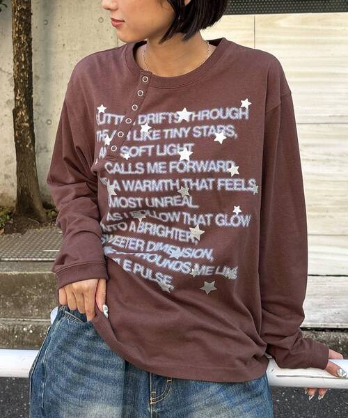 SEQUENZ(シークエンズ)の「※WEB限定 / ぼかしプリントヘンリーネックロンT / sqnzU BORDER L/S TEE(Tシャツ/カットソー・レディース・ブラック/ホワイト/ブラウン/その他5/ターコイズブルー/その他6・SMALL/MEDIUM/LARGE)」の3枚目の写真