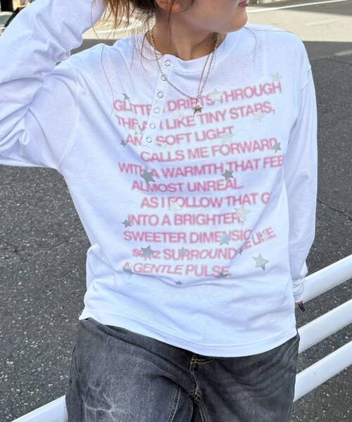 SEQUENZ(シークエンズ)の「※WEB限定 / ぼかしプリントヘンリーネックロンT / sqnzU BORDER L/S TEE(Tシャツ/カットソー・レディース・ブラック/ホワイト/ブラウン/その他5/ターコイズブルー/その他6・SMALL/MEDIUM/LARGE)」の2枚目の写真