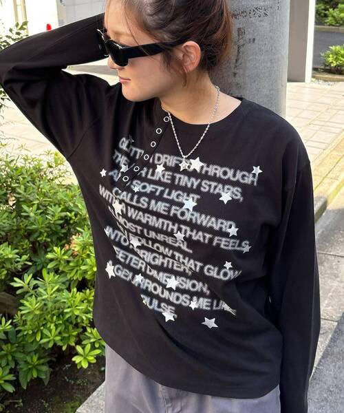 SEQUENZ(シークエンズ)の「※WEB限定 / ぼかしプリントヘンリーネックロンT / sqnzU BORDER L/S TEE(Tシャツ/カットソー・レディース・ブラック/ホワイト/ブラウン/その他5/ターコイズブルー/その他6・SMALL/MEDIUM/LARGE)」の1枚目の写真