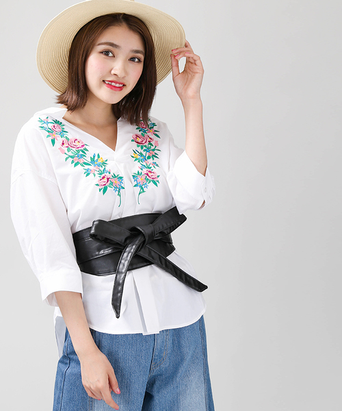 WEGO（ウィゴー）の「WEGO/5分袖刺繍スキッパーシャツ（シャツ/ブラウス・レディース・オフホワイト/インディゴブルー・FREE）」の2枚目の写真