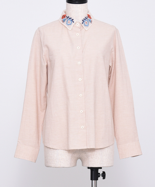 POU DOU DOU（プードゥドゥ）の「トップシャンブレー刺繍襟シャツ（シャツ/ブラウス・レディース・オートミール/ベージュ/ネイビー・3）」の2枚目の写真