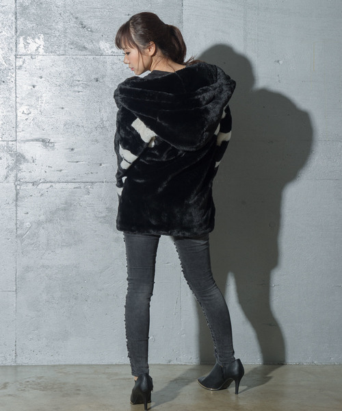 ロアー　ファー付き黒カジュアルジャケット ROGER AND RAW（ロジャーアンドロウ）の「Roger&Raw / 英文字ファーZIP