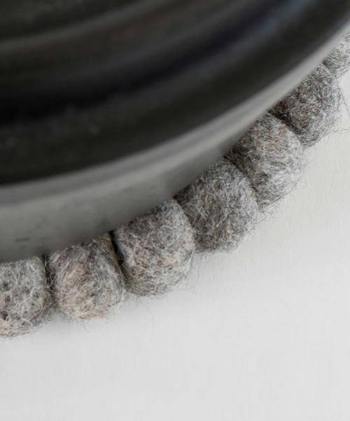 sarasa design（サラサデザイン）の「b2c フェルトボール ラウンド トリベット/鍋敷き（キッチンツール・レディース・ライトグレー/アイボリー/レッド/チャコールグレー/ネイビー/グレー系その他・ONE SIZE）」の12枚目の写真