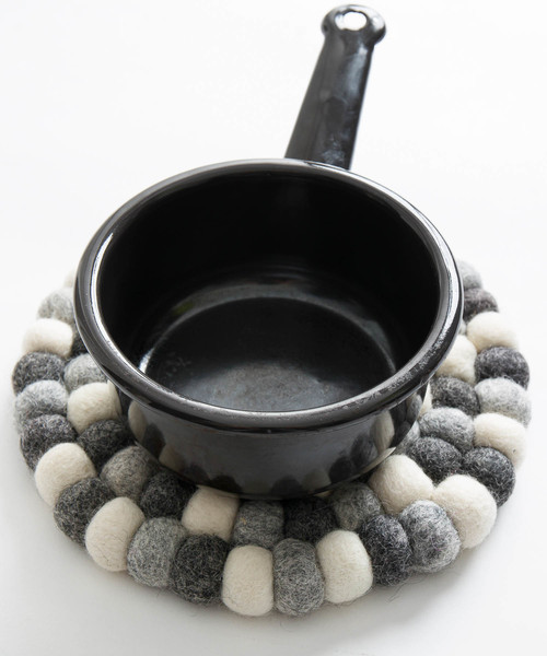 sarasa design（サラサデザイン）の「b2c フェルトボール ラウンド トリベット/鍋敷き（キッチンツール・レディース・ライトグレー/アイボリー/レッド/チャコールグレー/ネイビー/グレー系その他・ONE SIZE）」の4枚目の写真