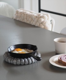 sarasa design（サラサデザイン）の「b2c フェルトボール ラウンド トリベット/鍋敷き（キッチンツール）」