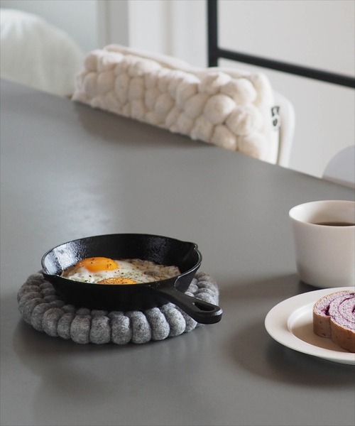 sarasa design（サラサデザイン）の「b2c フェルトボール ラウンド トリベット/鍋敷き（キッチンツール・レディース・ライトグレー/アイボリー/レッド/チャコールグレー/ネイビー/グレー系その他・ONE SIZE）」の3枚目の写真