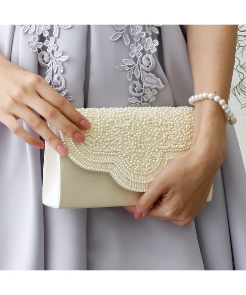 PourVous（プールヴー）の「ビジューサテンクラッチバッグ 結婚式 同窓会 オケージョン 二次会  お呼ばれ パーティーバッグ（クラッチバッグ・レディース・ホワイト/ブラック/ゴールド・FREE）」の2枚目の写真