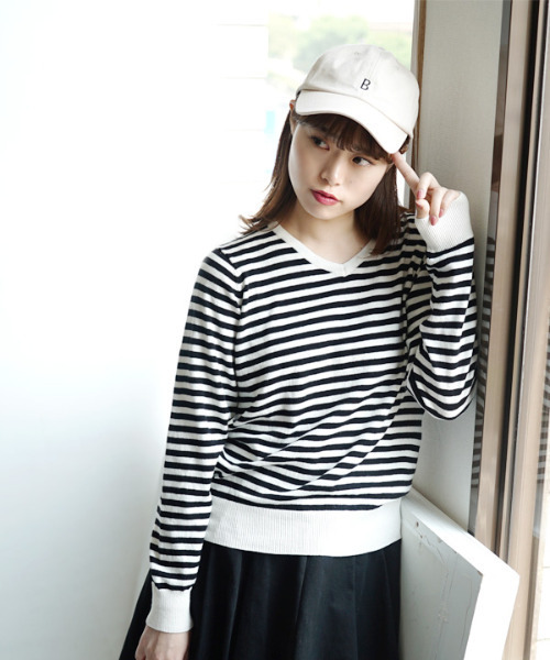 zootie（ズーティー）の「【ロングシーズン楽しめる、安心の綿100％】オーディナリー コットンニット セーター［Vネック］（ニット/セーター・レディース・キャメル/チャコール/ブラック/パープル/オフホワイト/ブルー/サンドベージュ/ホワイト×ブラック/グリーン/マスタード/杢グレー/ダークブラウン/ネイビー/レンガ/ピンク/ベージュ/イエロー/オレンジ系その他/ミント/ブルー系その他/ピンク系その他/ブルーグリーン/パープル系その他/オレンジ系その他2/イエロー系その他/ブルー系その他2/グレイッシュブルー/モスグリーン/ライトグリーン/ライトピンク/バーガンディー/ベージュ系その他/チェリーピンク/ライム/グリーン系その他/シアン/ライトブラウン/レッド系/アッシュブラウン・3L/L/LL/M）」の3枚目の写真