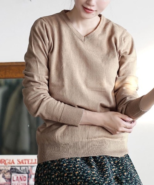 zootie（ズーティー）の「【ロングシーズン楽しめる、安心の綿100％】オーディナリー コットンニット セーター［Vネック］（ニット/セーター・レディース・キャメル/チャコール/ブラック/パープル/オフホワイト/ブルー/サンドベージュ/ホワイト×ブラック/グリーン/マスタード/杢グレー/ダークブラウン/ネイビー/レンガ/ピンク/ベージュ/イエロー/オレンジ系その他/ミント/ブルー系その他/ピンク系その他/ブルーグリーン/パープル系その他/オレンジ系その他2/イエロー系その他/ブルー系その他2/グレイッシュブルー/モスグリーン/ライトグリーン/ライトピンク/バーガンディー/ベージュ系その他/チェリーピンク/ライム/グリーン系その他/シアン/ライトブラウン/レッド系/アッシュブラウン・3L/L/LL/M）」の10枚目の写真